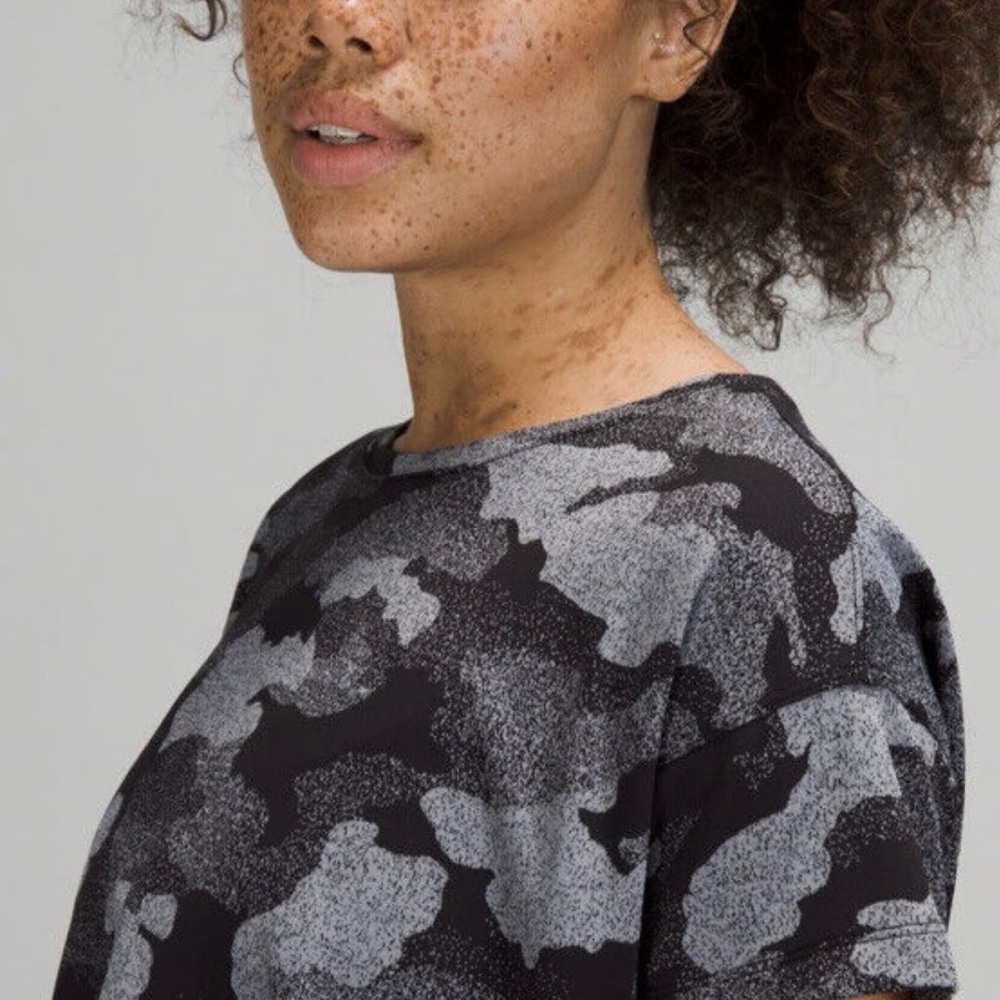 Lululemon Cates Tee‎ Shirt Top Women 4 Black Gray Camo Stretch Sporty Gorpcore - Picture 5 of 14